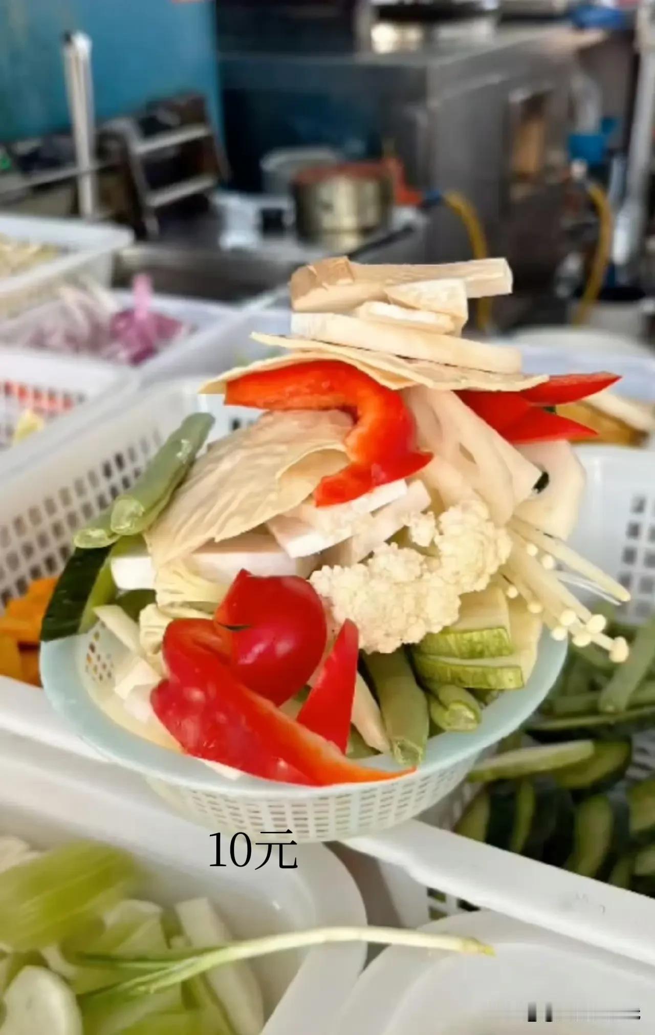 这就是女顾客夹的10块钱的菜，我感觉不算油、调料这些其他的，夹这些都能回本了。这