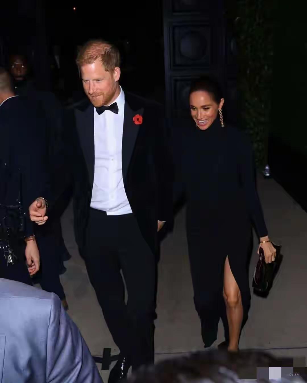 这一次的哈里，应该是触及到了王室底线了吧！在如此重要的日子里，他居然与梅根一起