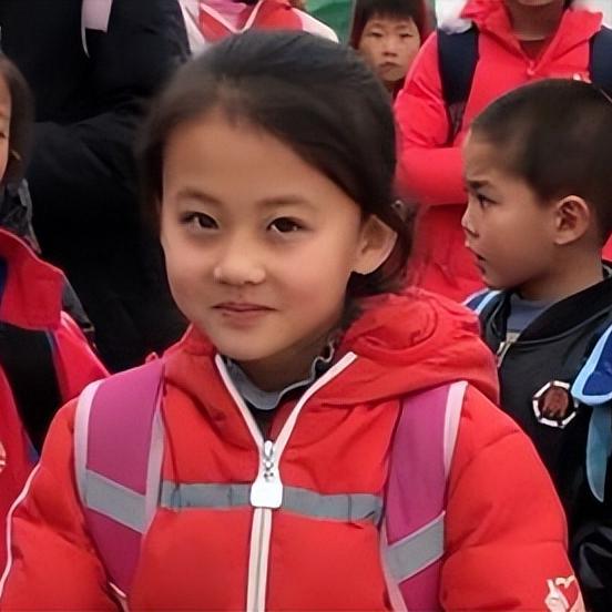 五年前，宁夏的一位女孩仅凭一张笑容就一夜走红，不仅相关播放量短时间突破上亿，就连