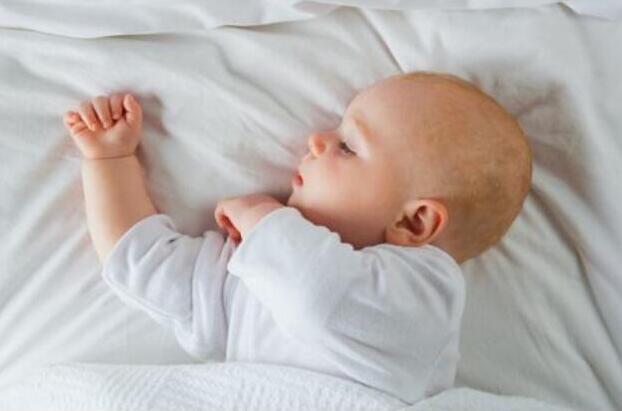 幼儿睡眠: 是否该唤醒熟睡宝宝? 宝宝每天要睡多长时间?