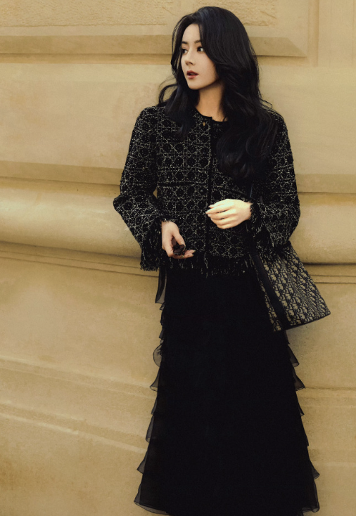 窗外星轨纵横而你自成宇宙