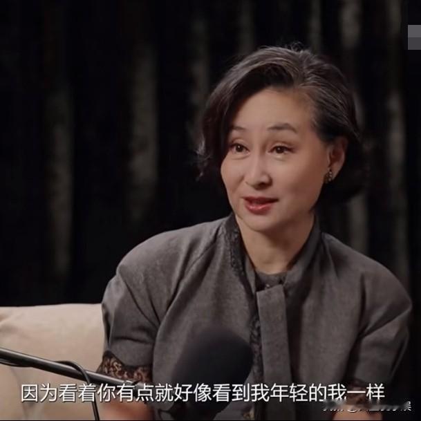 何超琼对章泽天说：“看到你就看到我年轻时候的样子。你跟我不一样的是，你有家庭，你