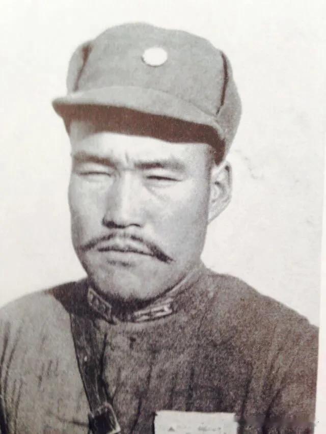 1951年，青马残部军官马忠义被解放军击毙。当地百姓看到他的尸体，无不拍手称快，