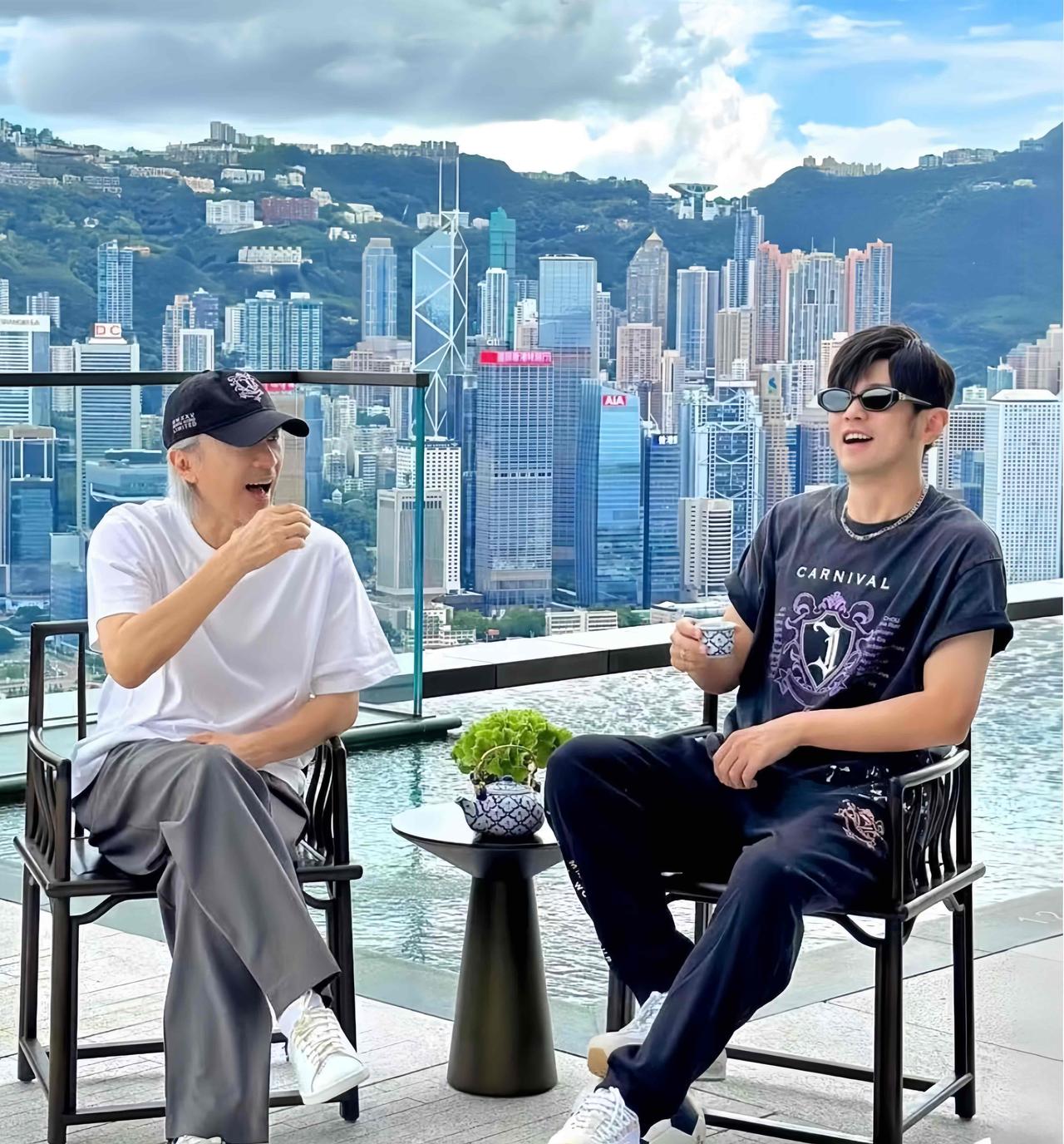 7月2日，双周互相晒出合照，生活中难得看到“星爷”晒正面照，也难得看到他这么开心
