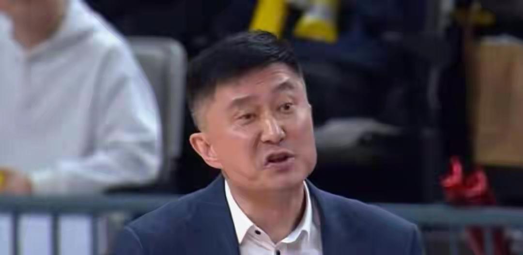 有广东球迷替杜峰带队获男篮亚洲杯第五辩解，说是因为中国男篮在八进四的比赛中，遇到