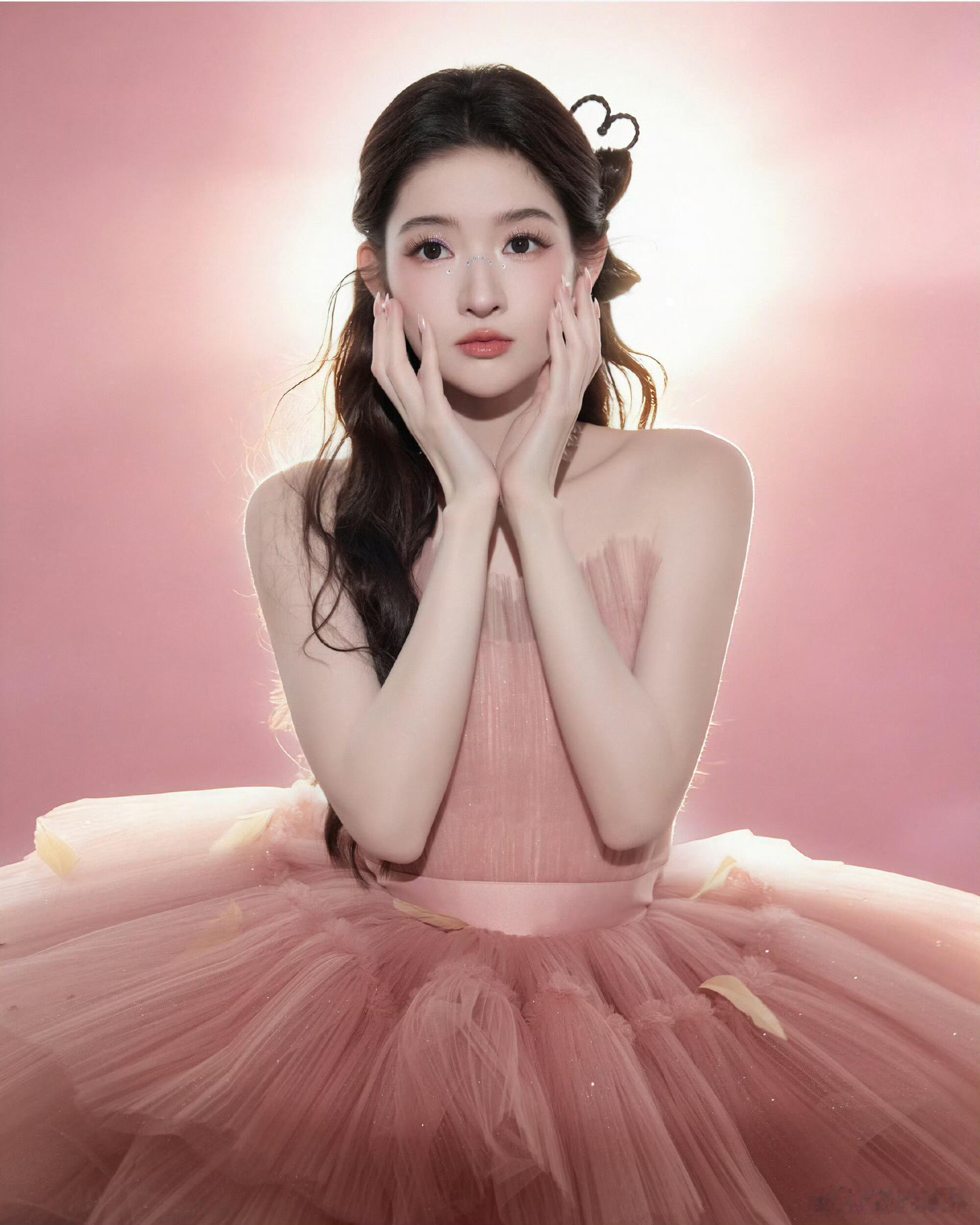 不愧是舞蹈生出身的王姐‼️身段气质直接拉满，曼妙又灵动快来品王姐的唱跳舞台，状