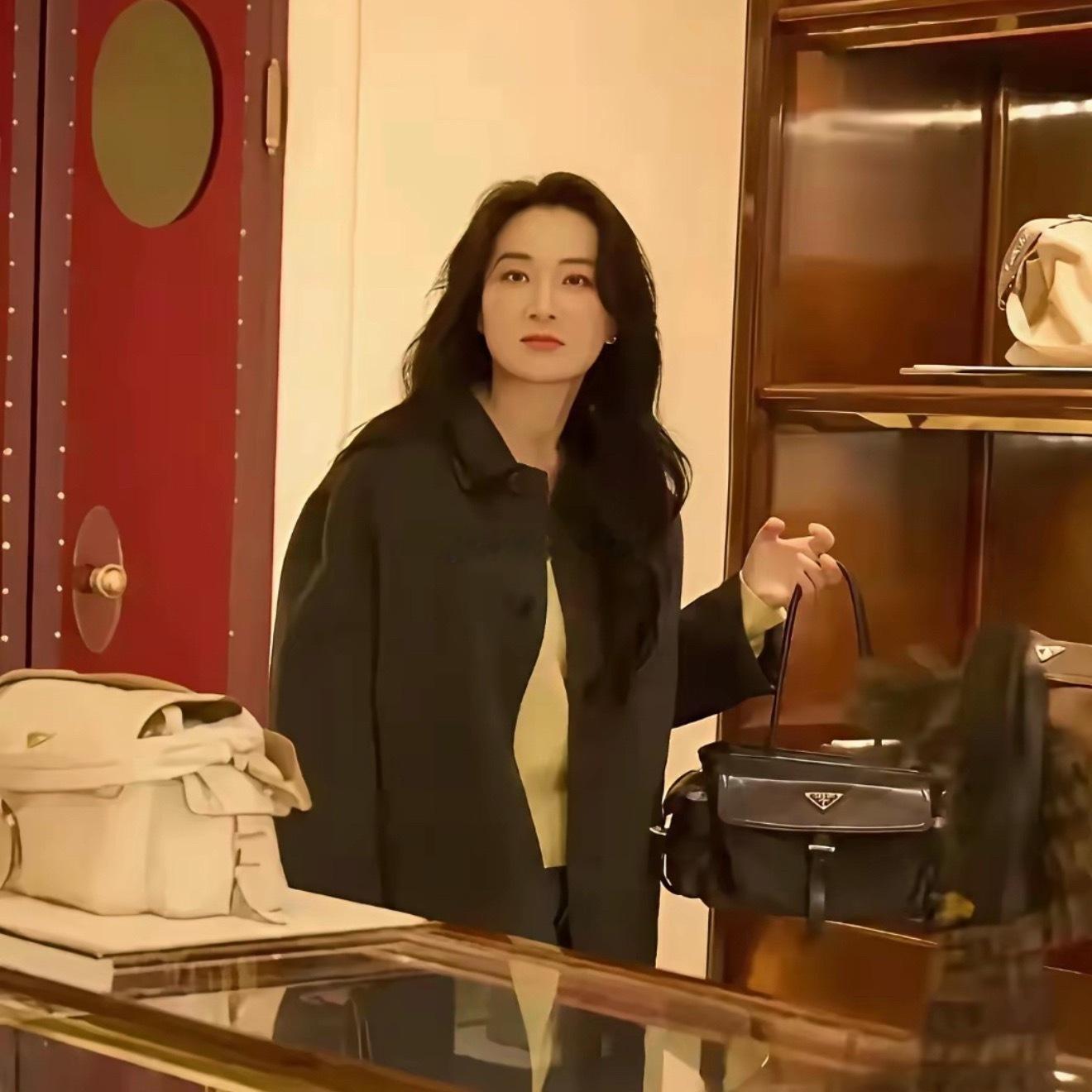 真的要感慨，贾玲已经完全是另外一个人了！从前那个带着圆润身形、靠搞笑幽默治愈无数