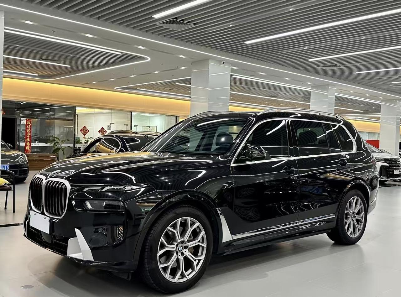 宝马X7的性能配置，定义了“大型豪华SAV（高性能运动型多功能车）的旗舰标杆”