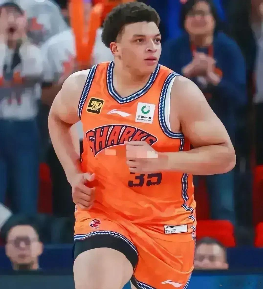 遇到强队，香港金牛立马现原形！香港金牛队尽管是NBL冠军，而且是蝉联冠军，也只能