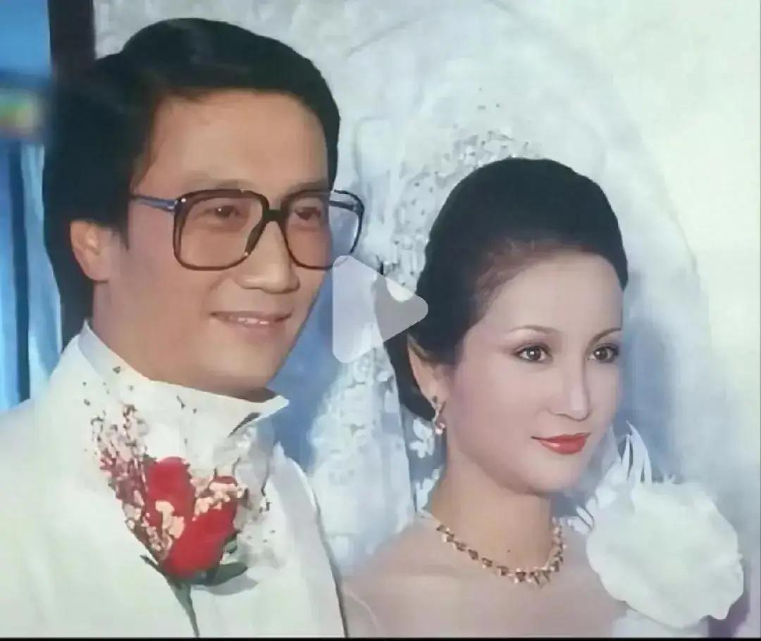 1985年，谢贤欠下了1600万赌债，被债主一路追债，眼看已经没有退路。在征得谢