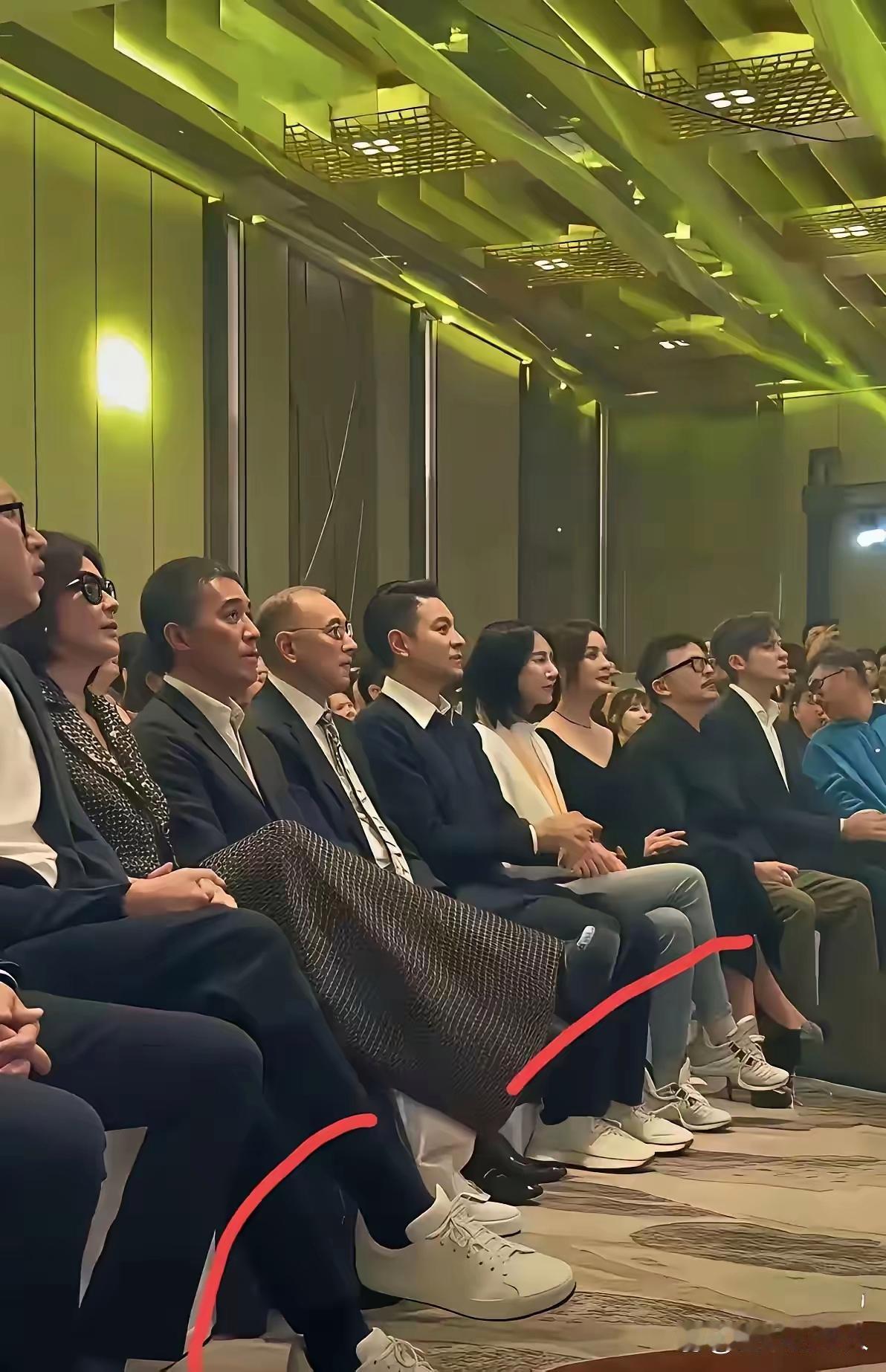 这几位大佬依然穿着皮鞋出场[赞]