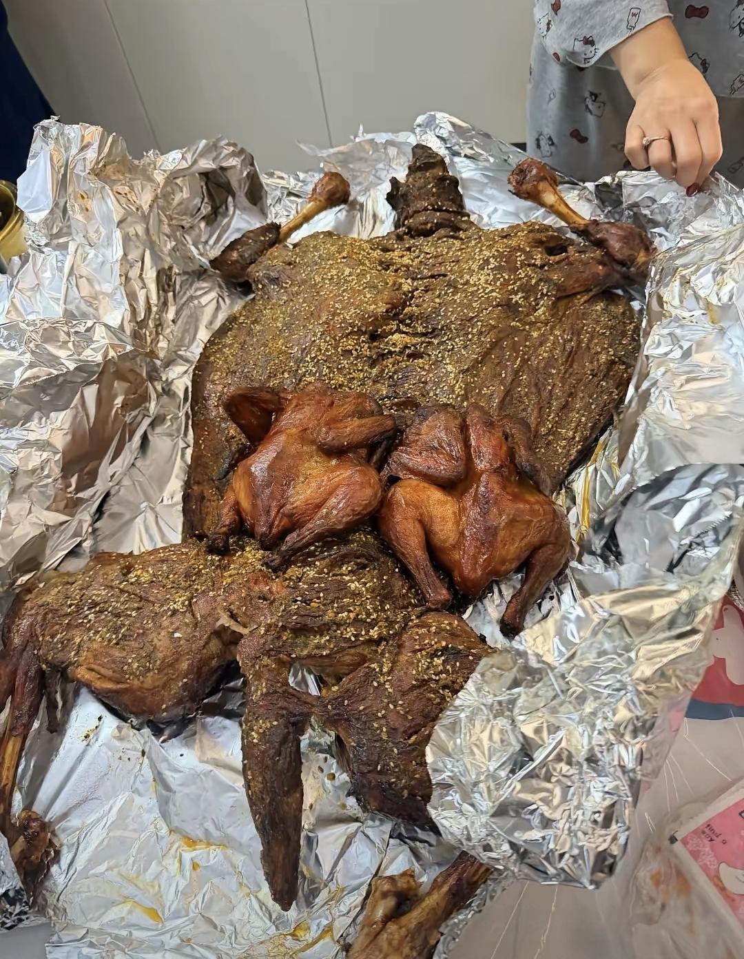 朋友请客中午吃饭订了烤全羊，人家拉着全套烤具来的。整羊三十多斤，老板按30斤算收