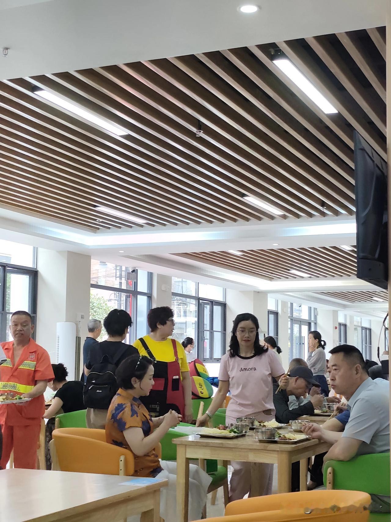 今天中午，到兴安社区食堂体验了一把便宜的午餐。四菜一汤，两荤两素，7元。另外，排
