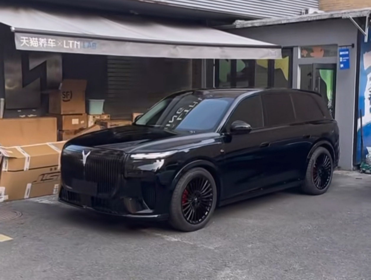 第一次见黑武士的岚图泰山。大尺寸中网、大尺寸车身，配全黑涂装，看着确实够帅。