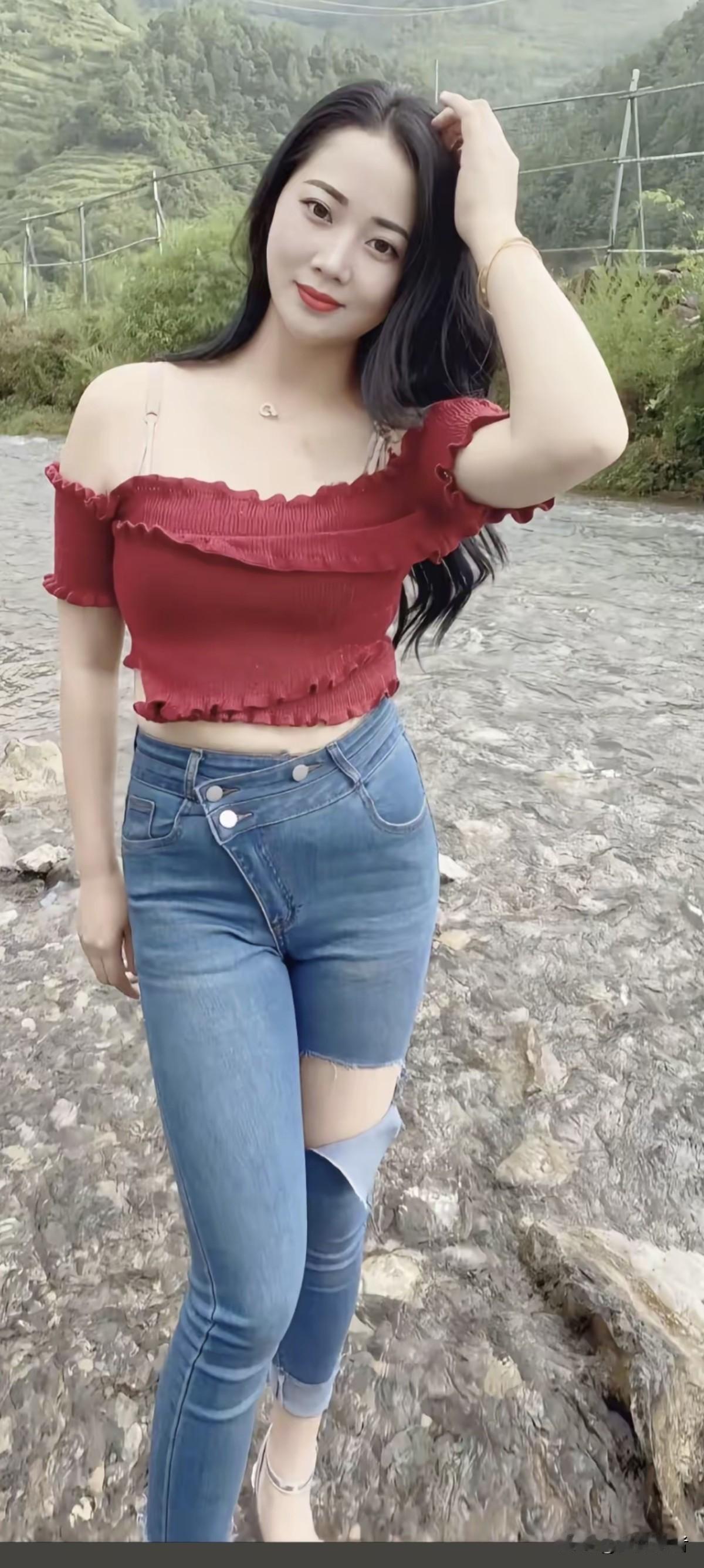 山间美人影，水边笑语生。