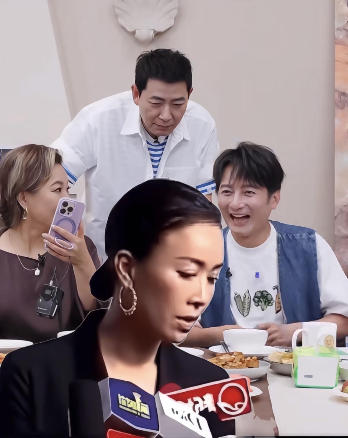 那英在与李静连线时候，点评了冉莹颖。提到冉莹颖的时候，其他嘉宾以来就一直说直播呢