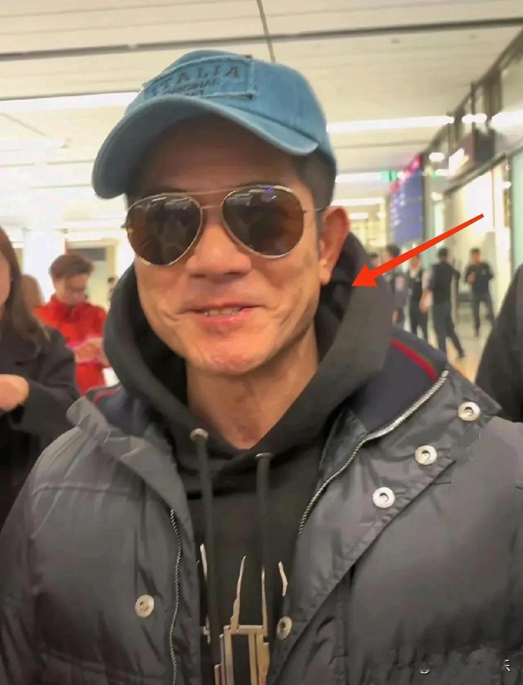 60岁郭富城近照太显老，笑起来满脸皱纹像真正的老人，再也不是当年那个跳樱花舞的美