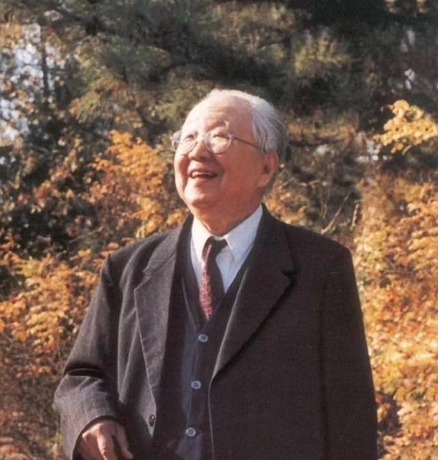 1975年，书画家启功的妻子病逝。咽气前，妻子对启功说：“我在后院藏了宝贝。”启