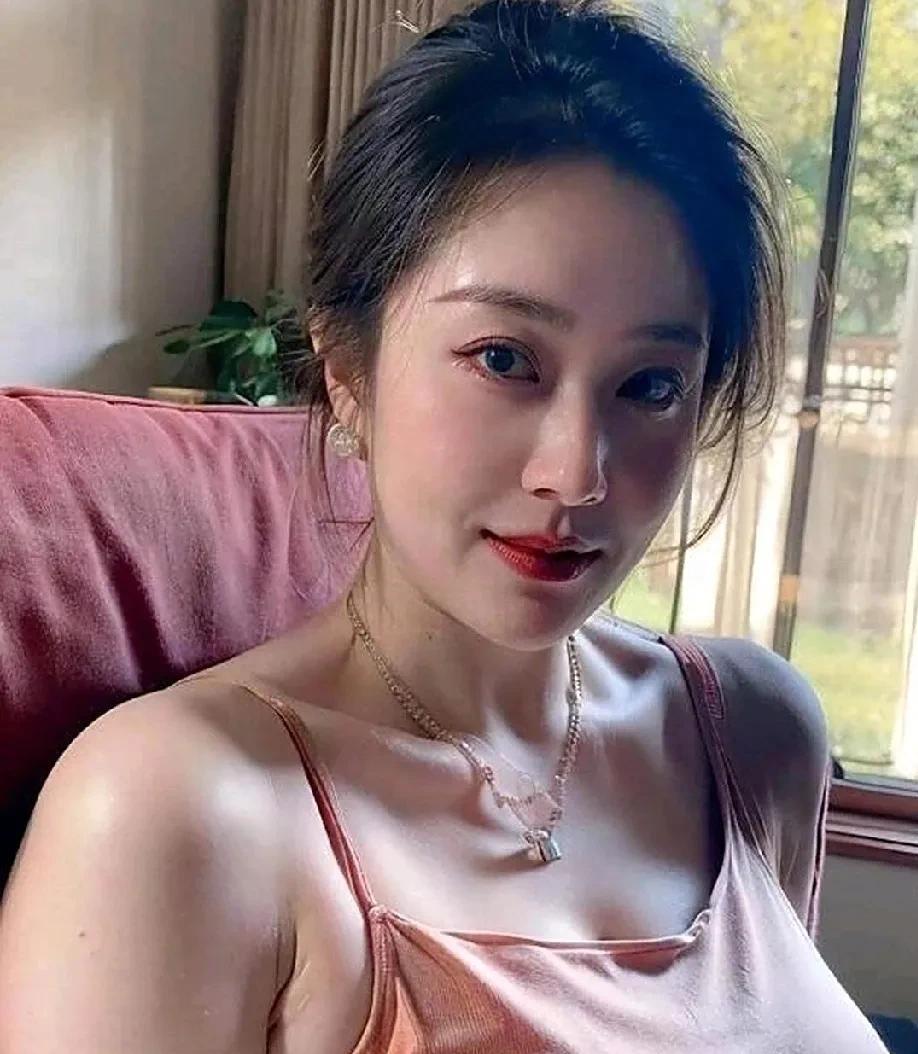 前女友，微胖，抱起来身上软软的，特别是身体散发的一股香味，让我无法自拔。可是她