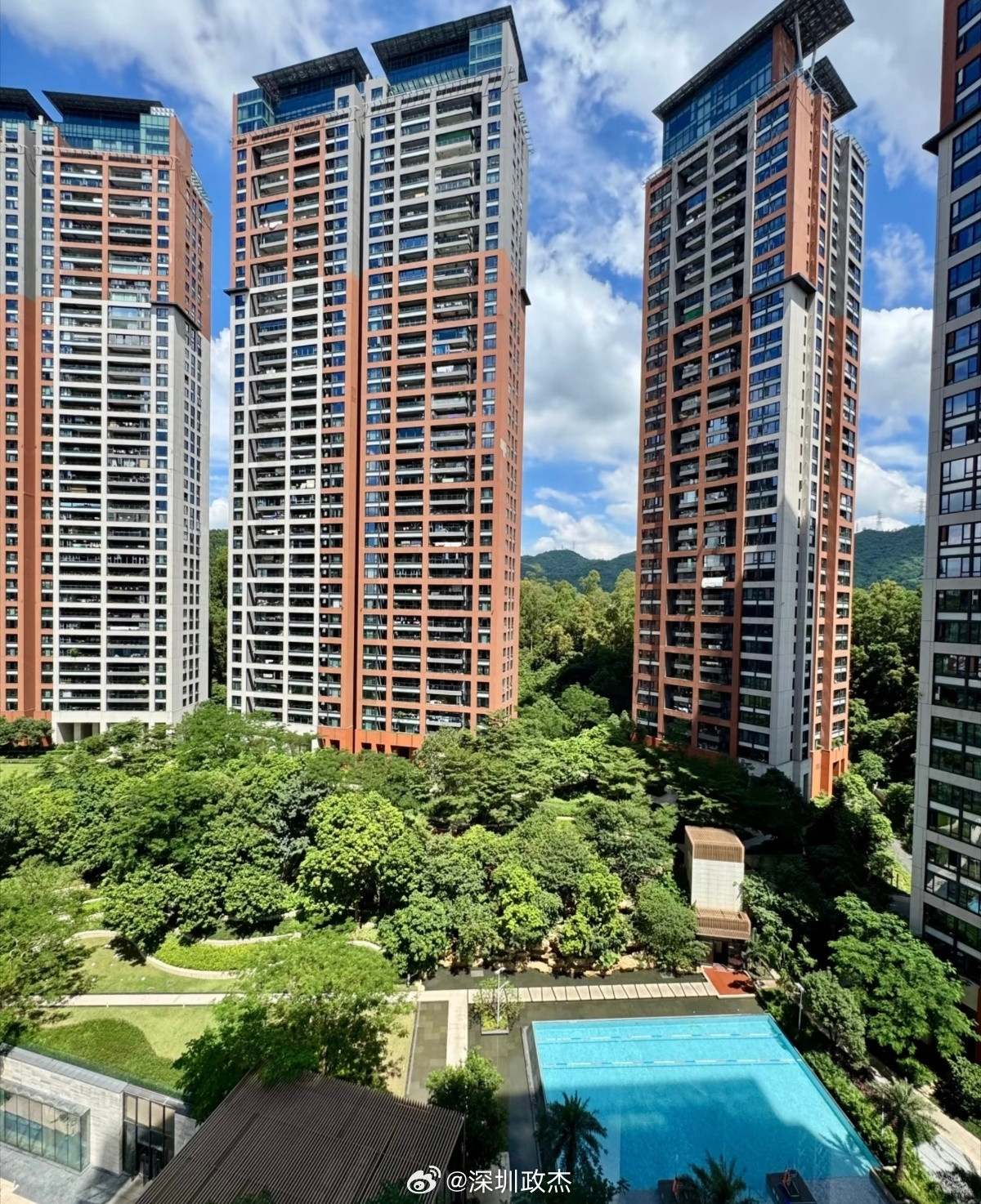 深圳罗湖的华润银湖蓝山232平4房，要卖2100万，这个小区说是很多潮汕朋友喜欢