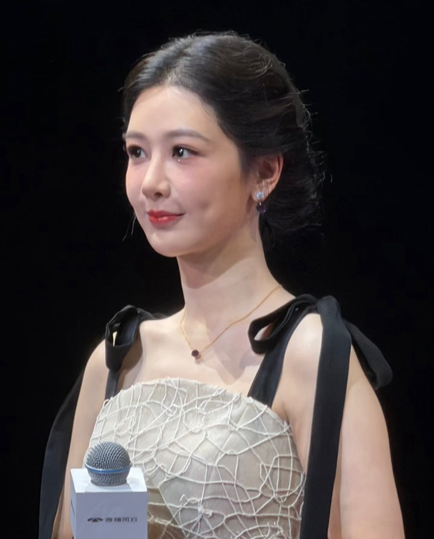 杨紫自从拿了白玉兰后气质越来越大气端庄了，就是法令纹有点深