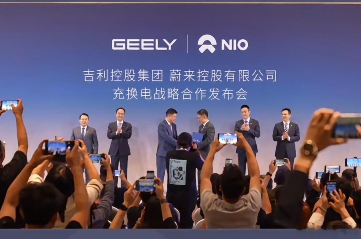 李书福和李斌这次握手，本质上是把“补能焦虑”变成了“基础设施生意”。以前车企搞换