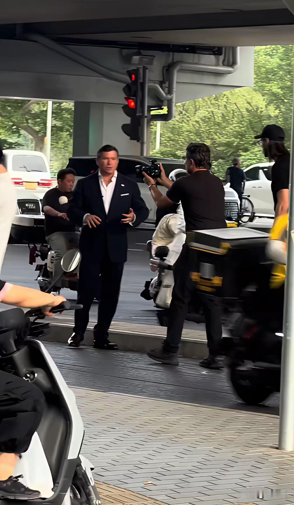美国福克斯新闻主持人在北京街头现场直播。只见这位新闻主持人在非机动车穿来穿去，完