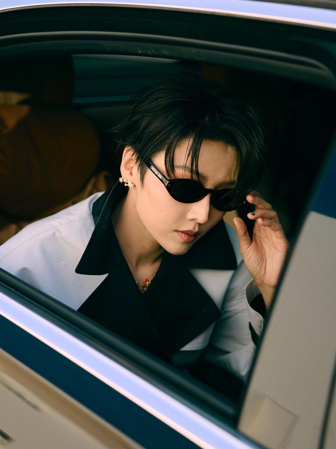 刘雨昕时尚表现力又秒了骨相穿搭天花板！风衣棱顺着肩峰走，薄纱裹着颈骨柔，礼帽定