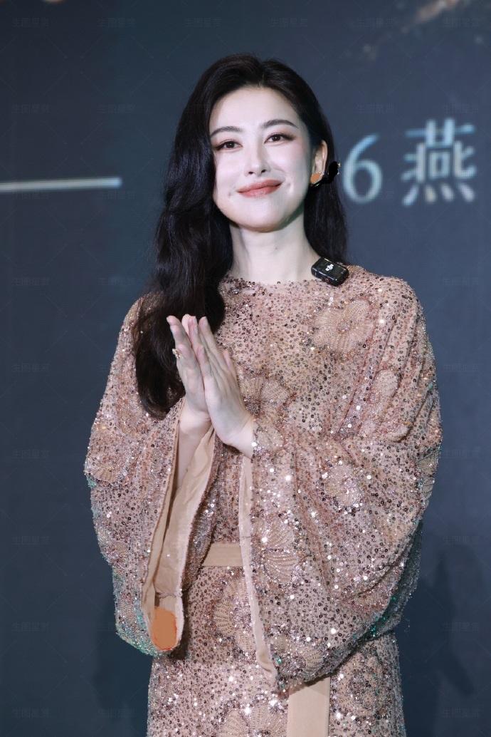 最近朱珠在参加时尚活动的时候搭配的很有华丽气质，看上去格外的高贵，像个优雅的贵妇