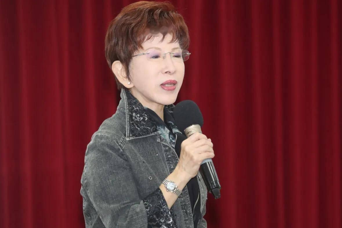 现在睁大眼睛看洪秀柱是个不折不扣的两岸问题模糊者，她来大陆时口号喊的震天响，“我