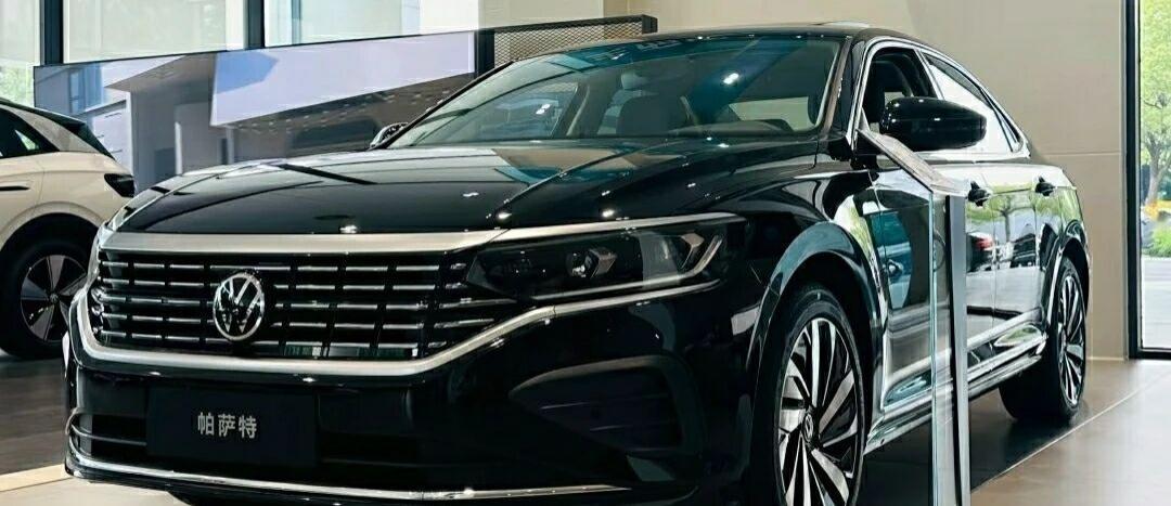 2025款大众帕萨特10月迎来大下调,此刻只要10.35万2025款大众帕萨特裸