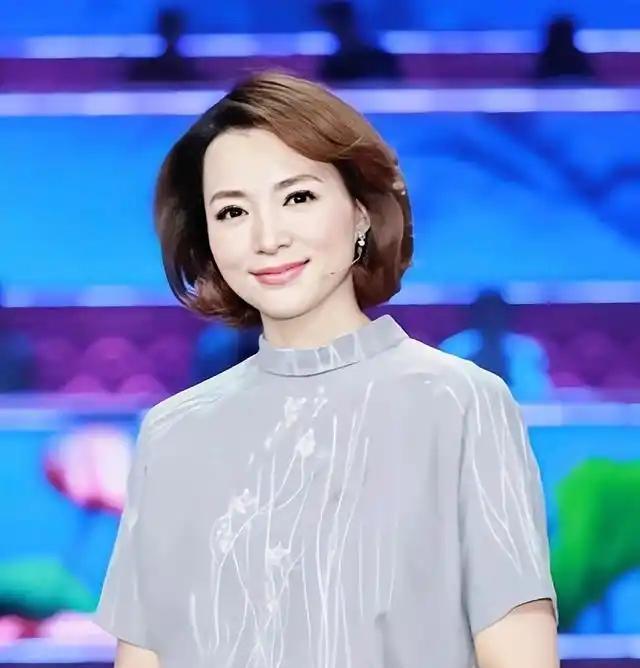 我有种强烈的预感，董卿要正式回归舞台了，不是怕被遗忘，也不是因为缺钱，而是主