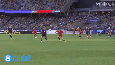 不得不吐槽，张琳艳禁区被澳大利亚门将阿诺得扑倒，泰籍裁判只给黄点套餐，还是像主场
