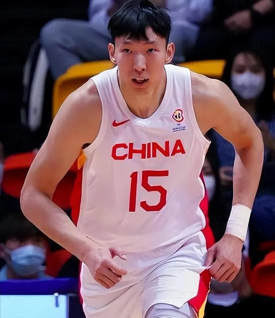 周琦未能进入中国男篮征战亚运会公示大名单引发热议。8月24日，中国男篮征战亚