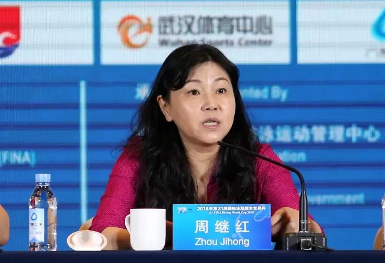 针对周继红出任国家跳水队总教练的事，网友们议论纷纷。一是觉得她年纪实在是大了，