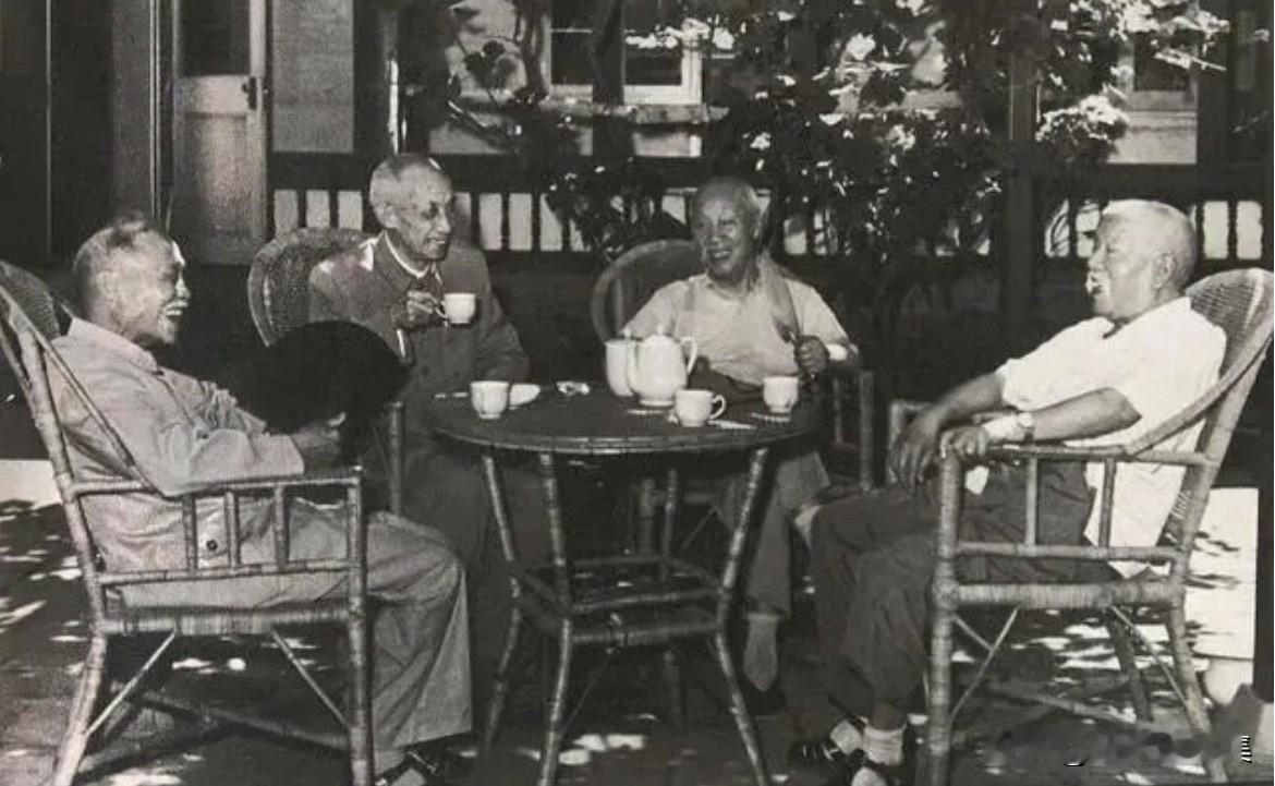 1961年6月30日，董必武邀请徐特立、吴玉章、谢觉哉三位老战友及他们的夫人到家