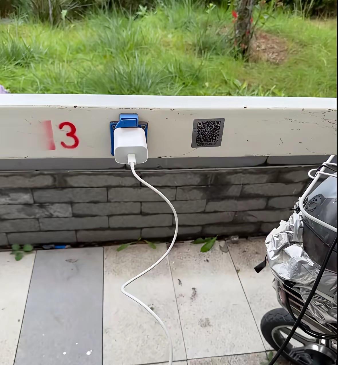 真是个大聪明呀，不知道是谁想到的，既满足了大家手机充电的问题，又赚到了钱，真是一