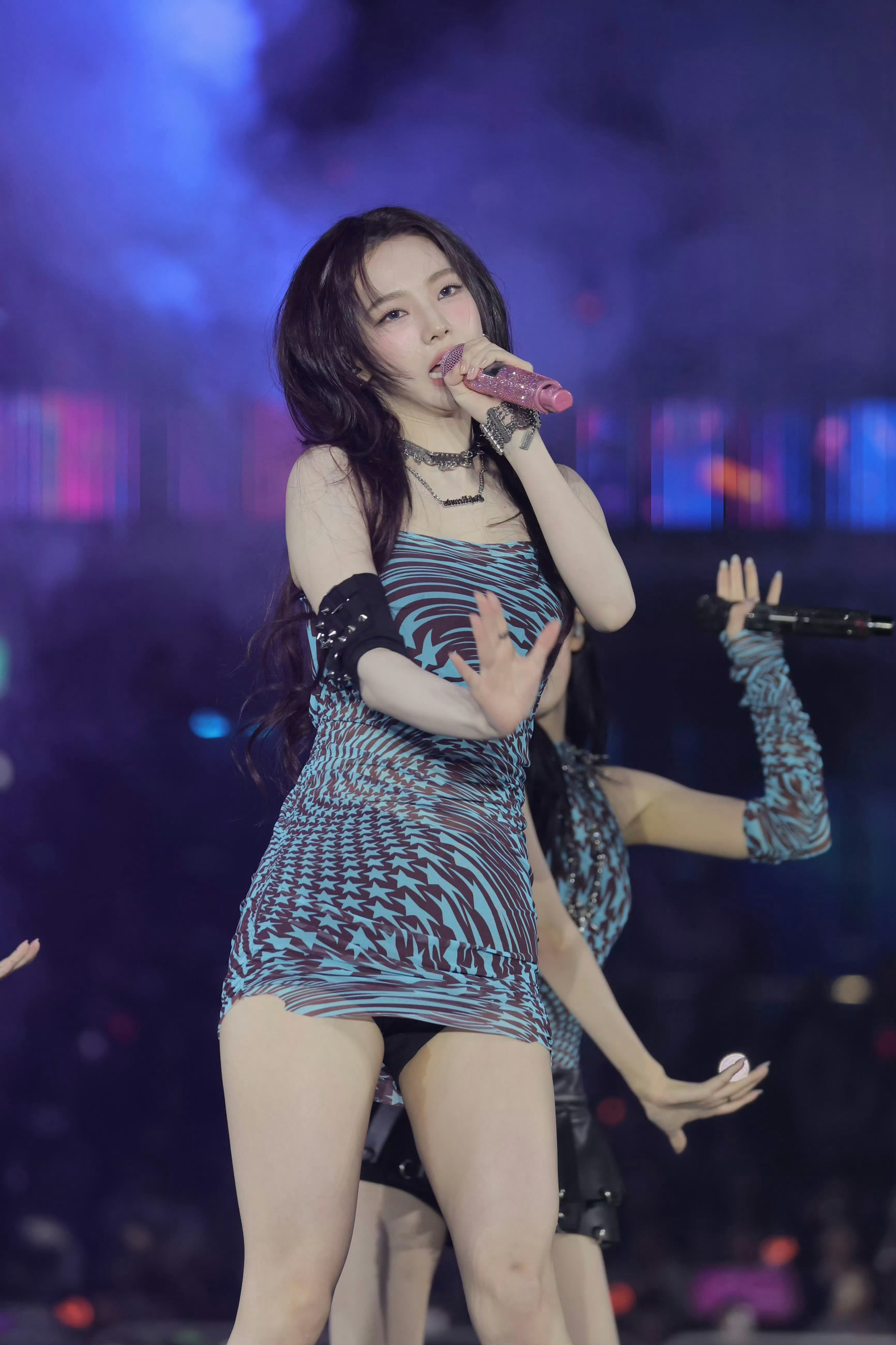 柳智敏x透视包臀短裙舞台生图·真的好性感