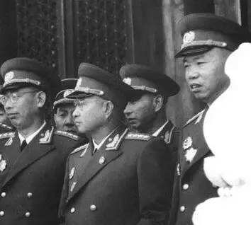 开国将军登上天安门，我能把他们认全。前面是三位大将，许光达，陈赓，王树声，后面是