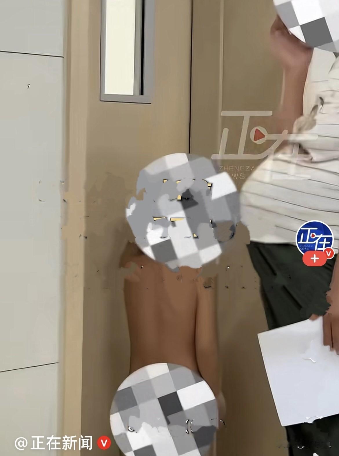 让人费解……近日，河北廊坊固安人民医院妇产科门口，一位挺着大肚子已经孕晚期的孕