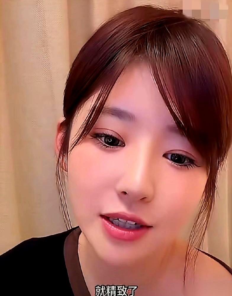 “7万做个鼻子，3万割个双眼皮。”黄一鸣坐在直播镜头前，手指漫不经心地摩挲着下