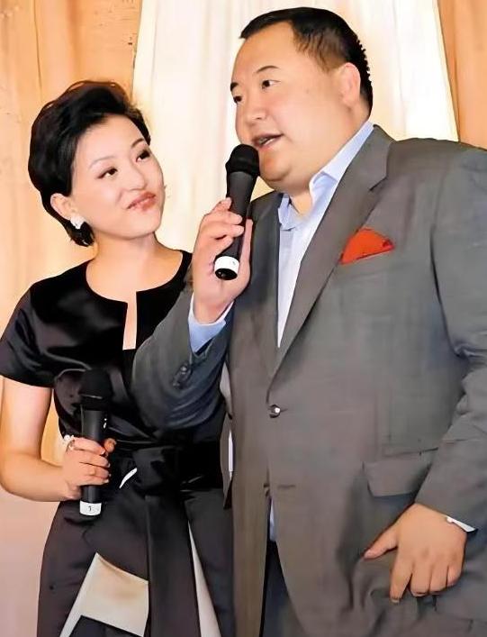 1995年，杨澜留学回来，要和月薪2000元的老公离婚，她老爸劝她：一兵对你那么