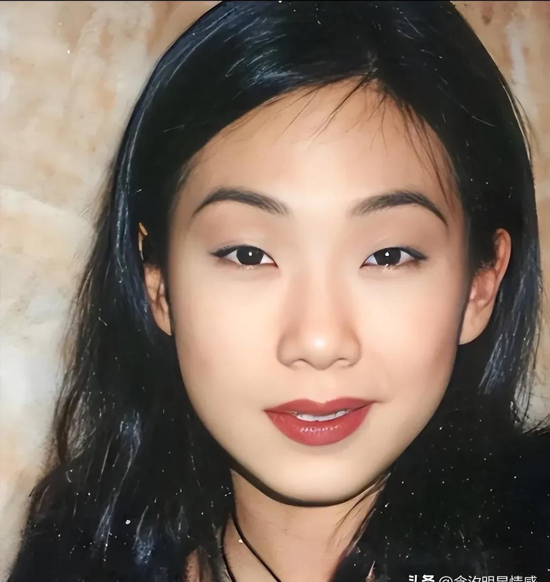 李宗盛接到前妻电话时，正被林忆莲的离婚协议砸得嚎啕大哭。电话那头，朱卫茵刚从湾