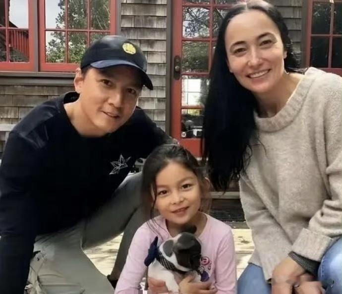 生活在一起久了真的会越来越像对方，吴彦祖和混血老婆Lisa现在真的很有夫妻相，尤