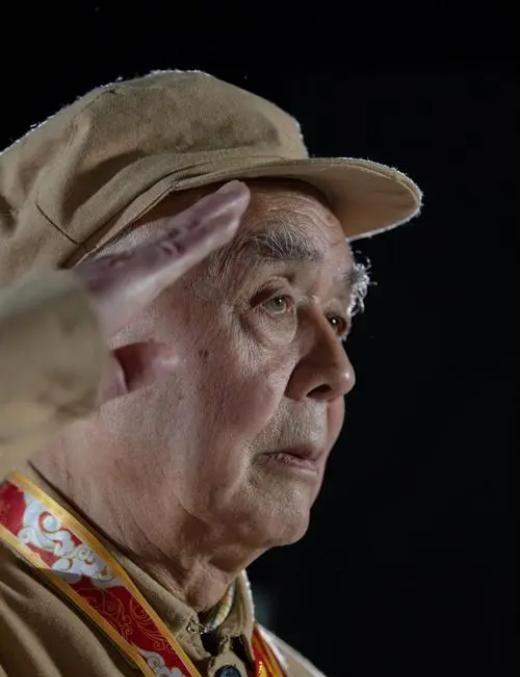 上甘岭一战，16岁的小战士忽然尿急，竟然在迫击炮上撒了一泡尿，没想到，就是这么一