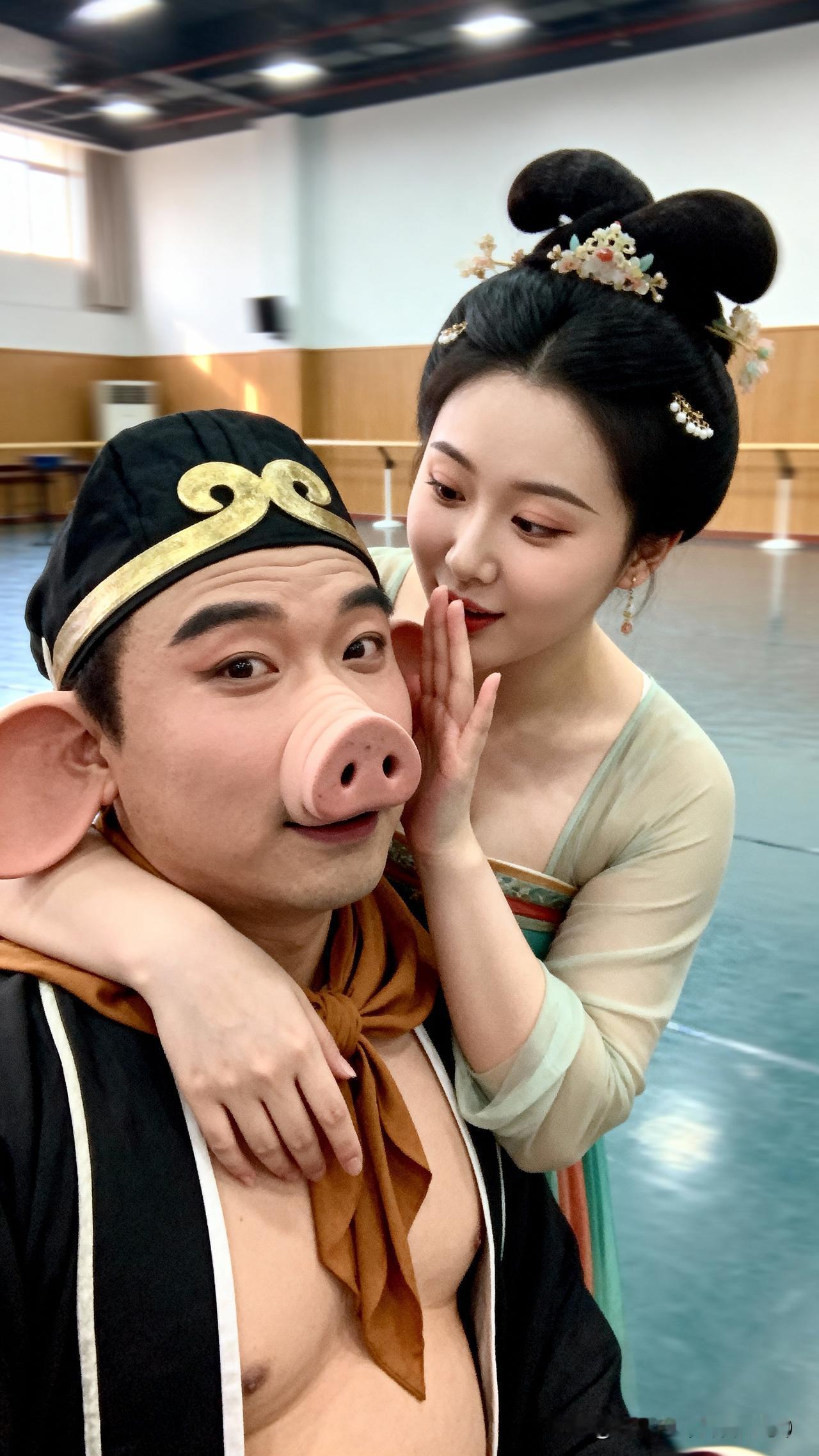 世人笑八戒背的是悟空变的假象，殊不知我们皆如八戒，八戒背的是世人皆有的贪嗔痴念；