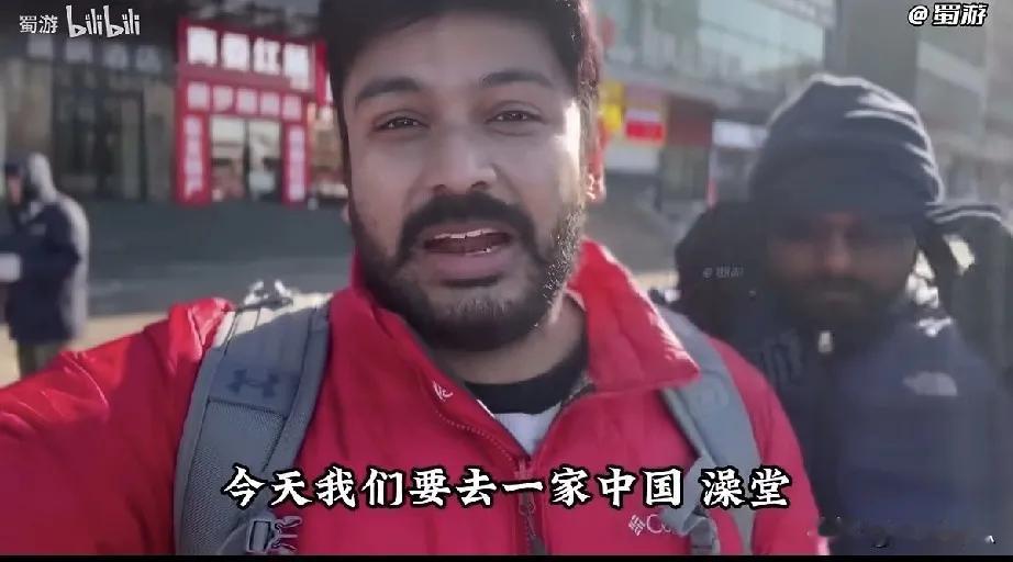 哈尔滨可不能开这个先例。几位阿三哥来到哈尔滨，发现了公共澡堂，进去爽了一把。出