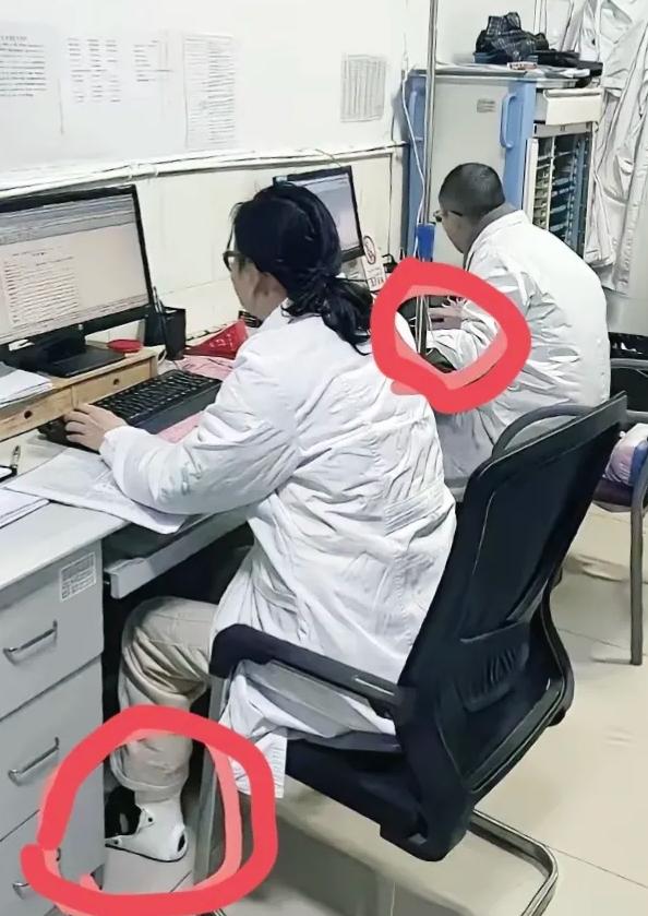 如果你在医院医生办公室看到这样的场景，还会觉得看病难、看病贵吗？还会对医务工作者
