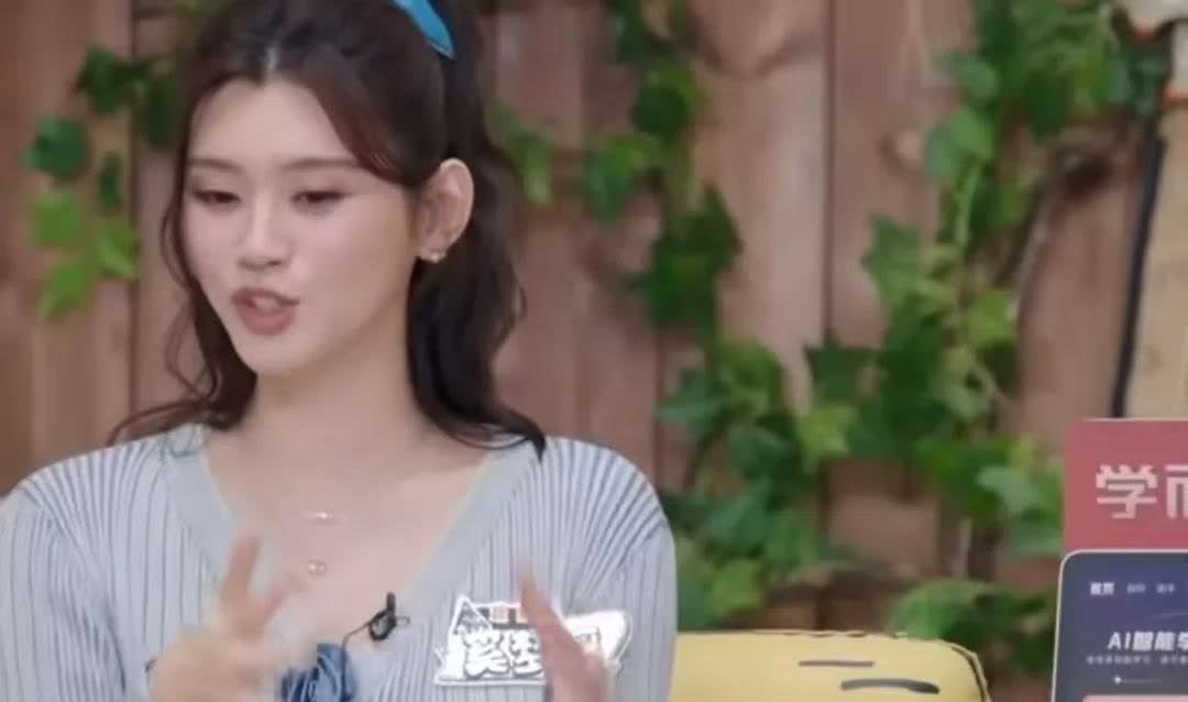 奚梦瑶一句话暴露了家庭地位！奚梦瑶说何猷君会偷偷带着孩子出去吃，她不同意吃的