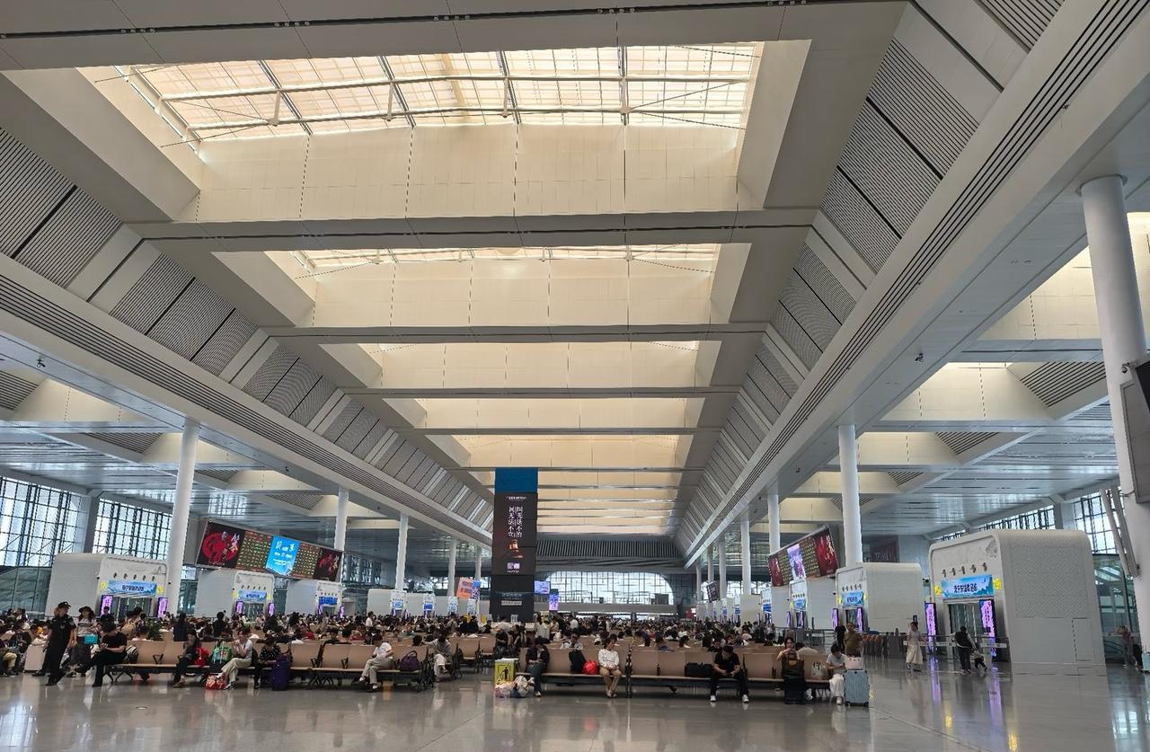 南宁东站大变化南宁东站现在所有的商店，小吃店全部拆除。现在进站后有某德基、某